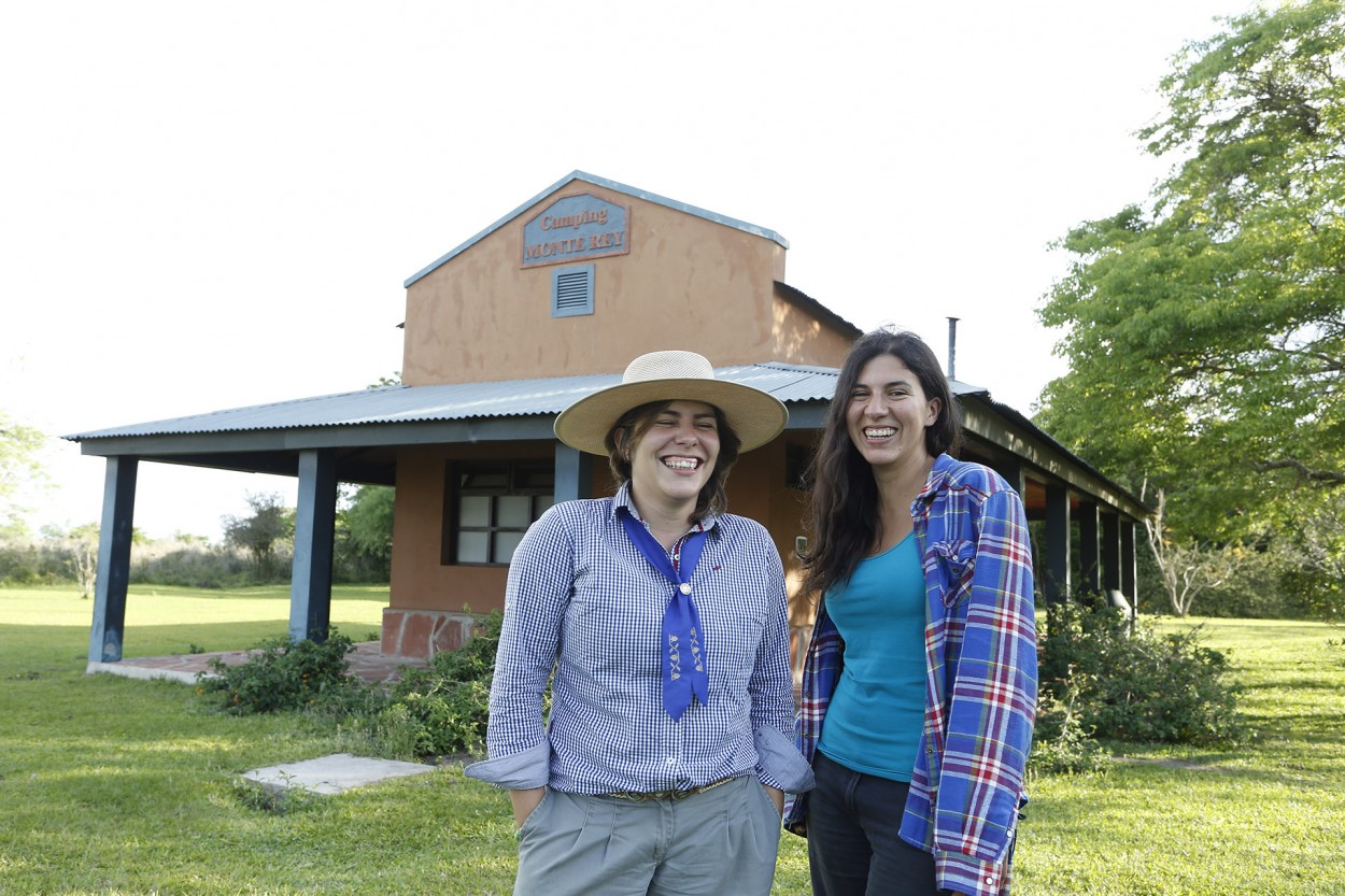 Edith (de CLT) y Noelia (del Proyecto de Reintroducción del guacamayo rojo. En Cambyretá.